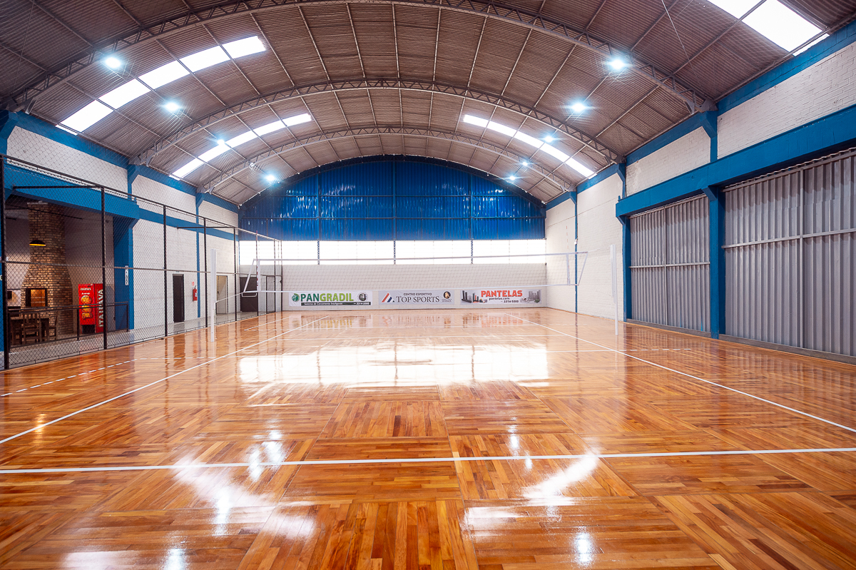 Jogo em andamento na quadra coberta